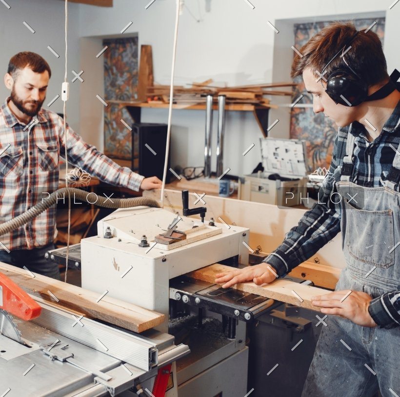 demo-attachment-113-the-carpenter-works-with-a-tree-HUVC5QT